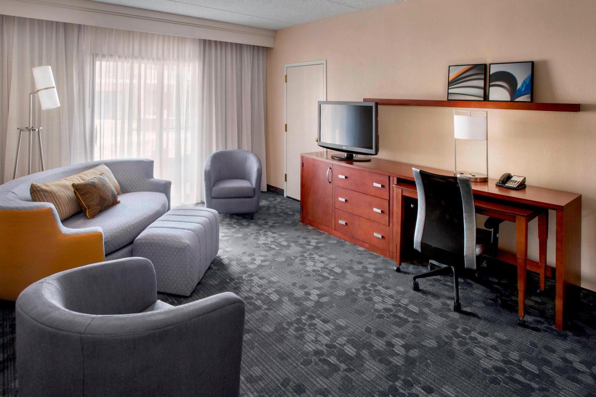 Courtyard By Marriott Hartford Windsor Airport Hotel Bagian luar foto